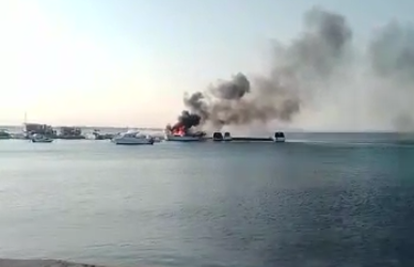 VIDEO Izbio požar na Viru: U potpunosti izgorjela tri broda