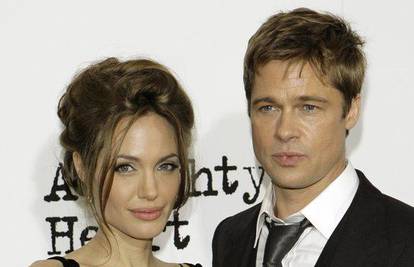 Brad Pitt čini sve kako bi usrećio Angelinu Jolie
