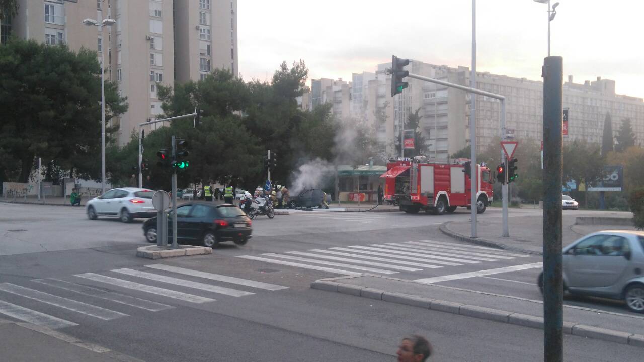 Auto se zapalio na semaforu blizu Poljuda, nema ozlijeđenih