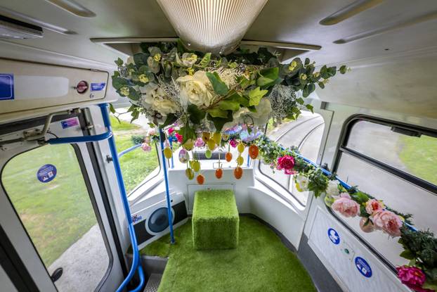 Tramvaj ukrašen Uskrsnim dekoracijama vozi po Osječkim ulicama 