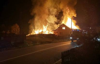 Buktinja kod Novske: Kuća i dvorišna zgrada izgorjeli zbog kabela, šteta 300.000 kuna