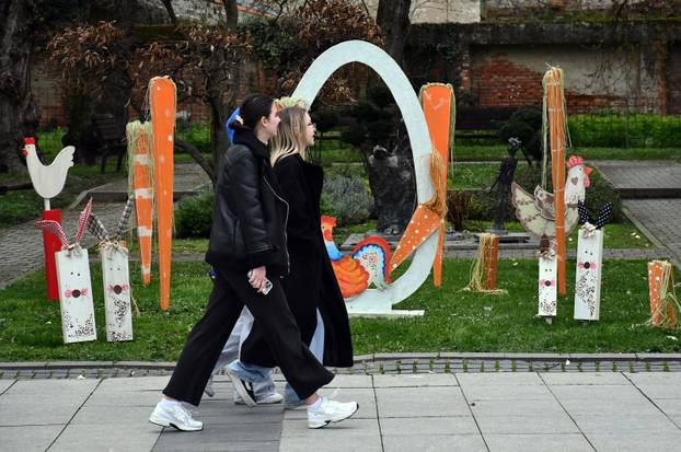 Slavonski Brod: Počelo ukrašavanje središta grada uskrsnim dekoracijama