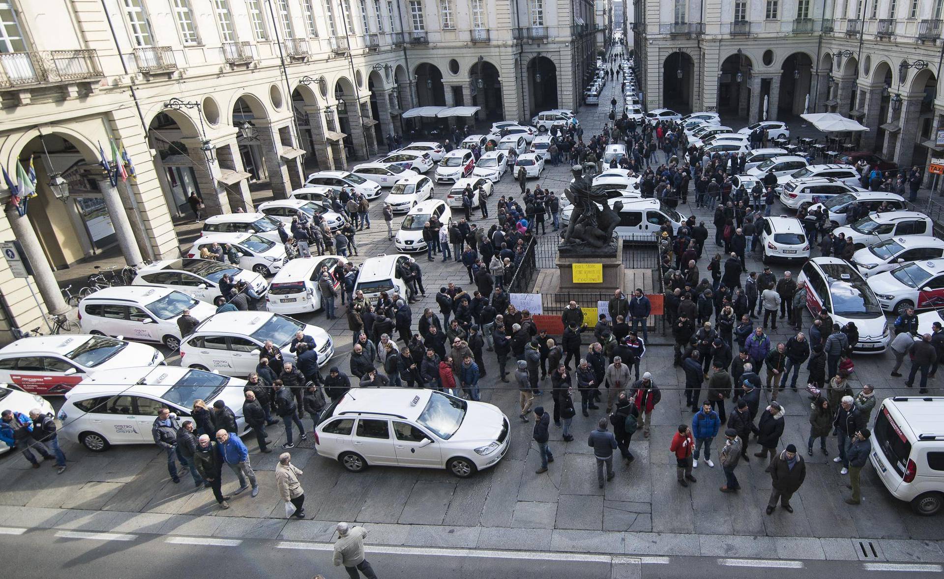 Torino, Protesta dei tassisti contro Uber e le nuove normative