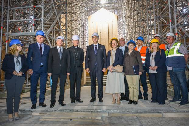 Zagreb: Premijer Plenković se sastao sa zagrebačkim nadbiskupom Draženom Kutlešom i obišao katedralu