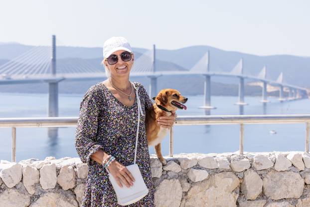 Komarna: Ukrajinka Valentina Leko sa suprugom Antom i psom Medom prošetala je Pelješkim mostom