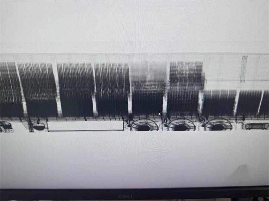 FOTO Srbin na granici prijavio da prevozi  majonezu i senf. Našli mu 240.000 cigareta!