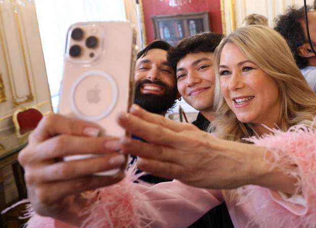 President Alexander Van der Bellen welcomes former Austrian ESC contestants in Vienna