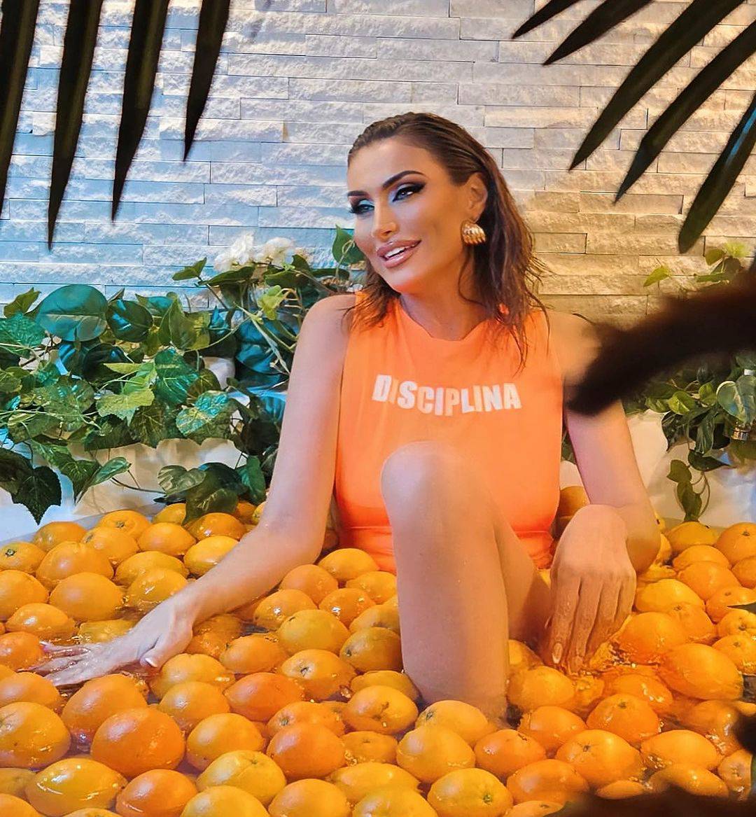 Iris iz 'Večere' objavila je novu pjesmu: U izazovnom spotu se kupala s narančama u kadi...