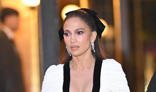 FOTO Ona ima 56? Nemogu&cacute;e! J.Lo isfurala dekolte do pupka, a voli pokazati figuru i u tangama