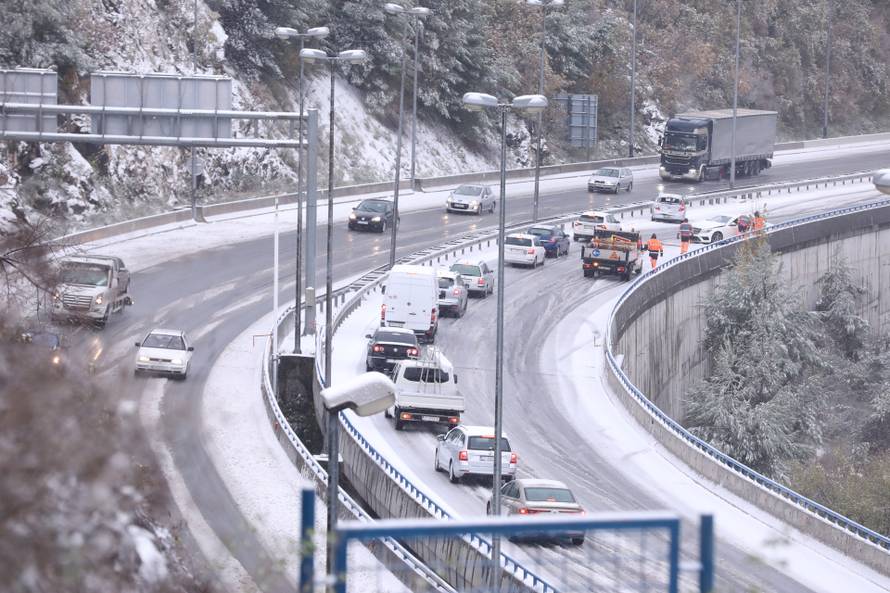 Klis: Zbog snijega na cesti došlo je i do prometne nezgode