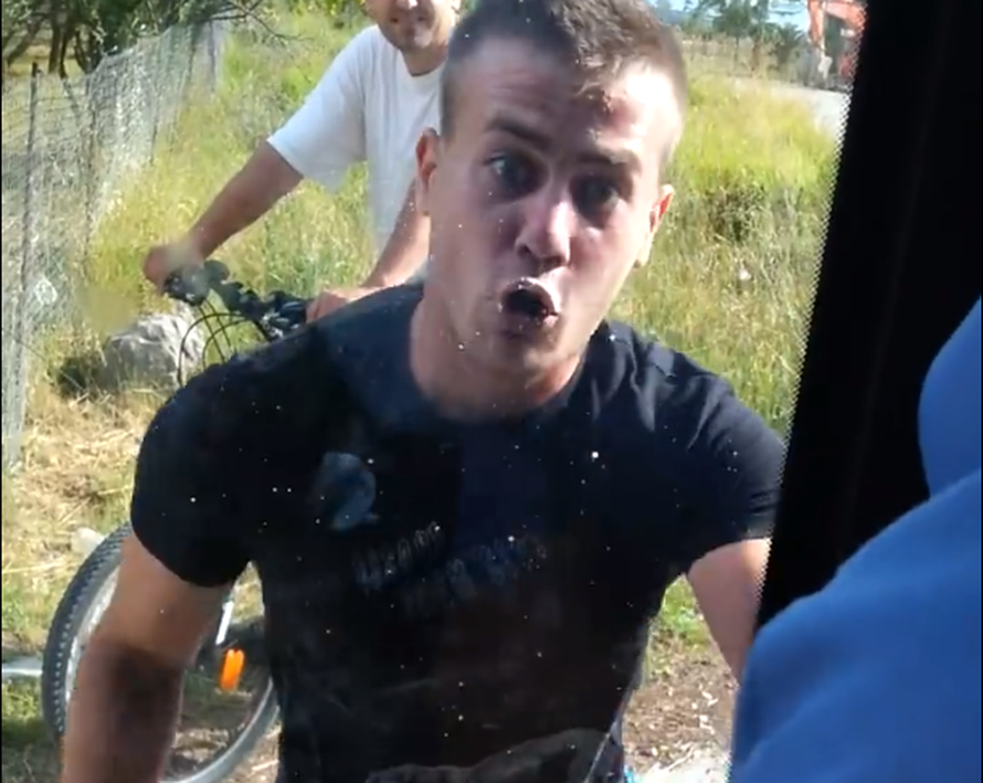 Htio nasilno ući i bus i urlao na vozača kojeg su čuvali putnici