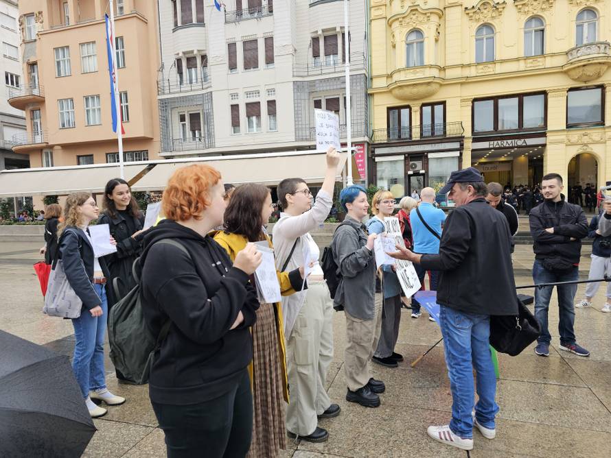 Ni kiša nije omela okupljanje: 'Klečavci' opet mole na Trgu, prosvjednici razvili transparent