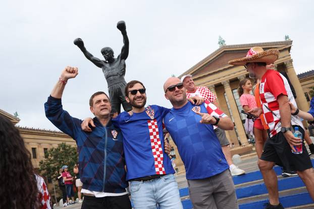 SP 2026 Philadelphia: Navijači Hrvatske fotografiraju se uz spomenik Rockyju