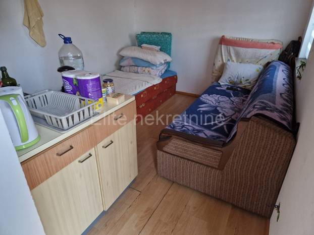 FOTO Netko prodaje ova 24m2 montažne kućice za 104.000 €! Nema struje, zid je za popravak