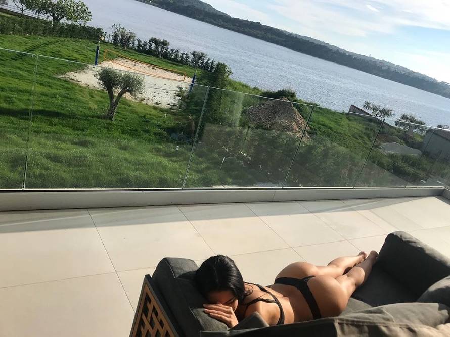 Violončelist Hauser u zagrljaju hostese Stele: Sjela mu u krilo