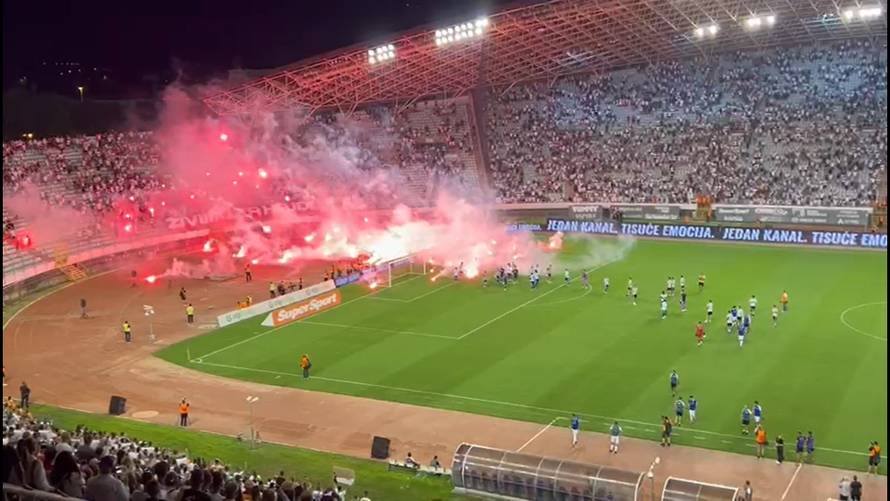 VIDEO Sramota na Poljudu: Igrači Hajduka došli pod sjever, Torcida ih je gađala bakljama!