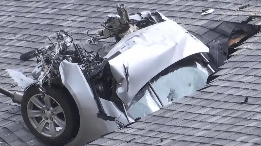 VIDEO Ne moš tu parkirat! Drugi put u tri mjeseca auto im sletio na krov: Taman smo popravljali