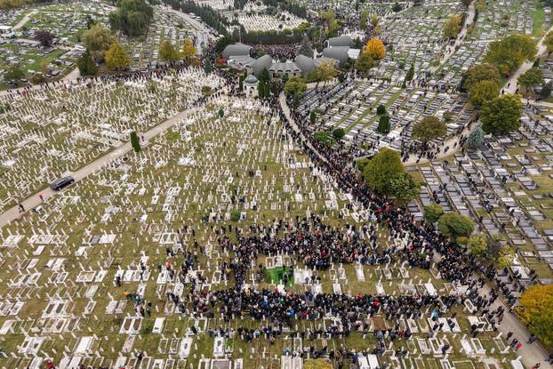Sarajevo: Pogled iz zraka na posljednji ispraćaj Halida Bešlića na gradskom groblju Bare