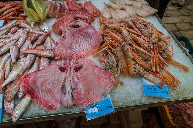 Split: Bogata ponuda ribe petkom u splitskoj ribarnici