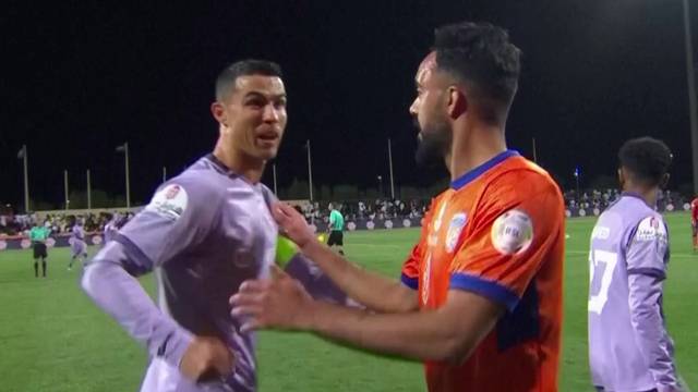 Pogledajte nervoznog Ronalda. Prosuo bodove pa bacio traku