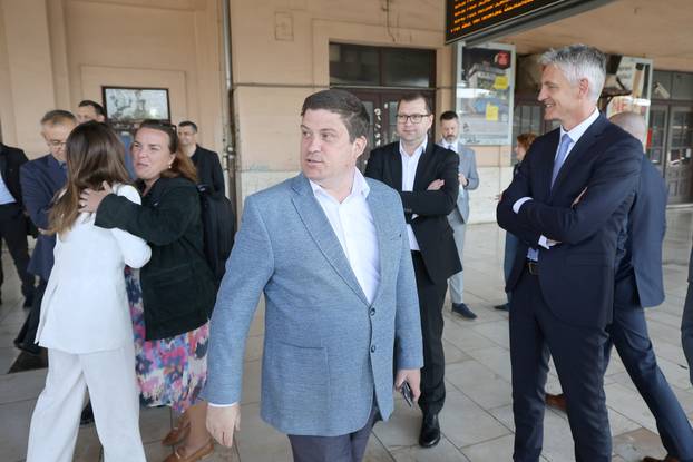 Zagreb:  Prvi elektrobaterijski vlak pušten u promet