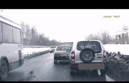 Ruska tehnika: Nogom šutnuo Ladu i riješio prometnu gužvu