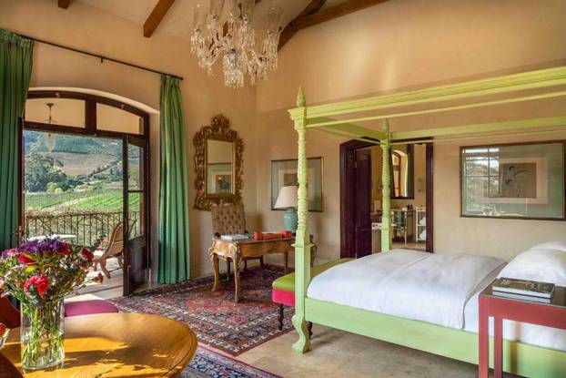Luksuzni hotel između planina i vinograda nudi romantiku, mir i veličanstveno uređen interijer