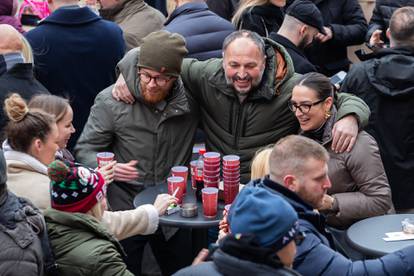 FOTO Blagdanska čarolija na splitskim Prokurativama: Grad pun ljudi, veselje i božićni duh