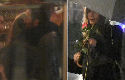 Jennifer Aniston ulovili s bivšim suprugom na večeri: Grlili su se, smijali, a poklonio joj je i ružu