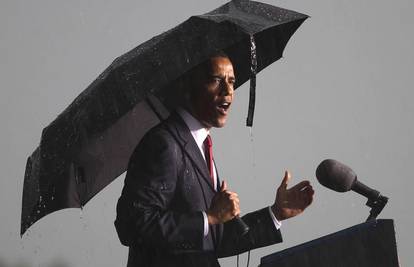 'Oprala' ga kiša: Obama je prekinuo govor zbog oluje