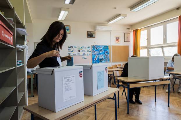 Stobreč: Građani na glasovanju u OŠ Stobreč