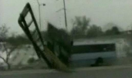 Meksiko: Prometni znak srušio se na bus u vožnji