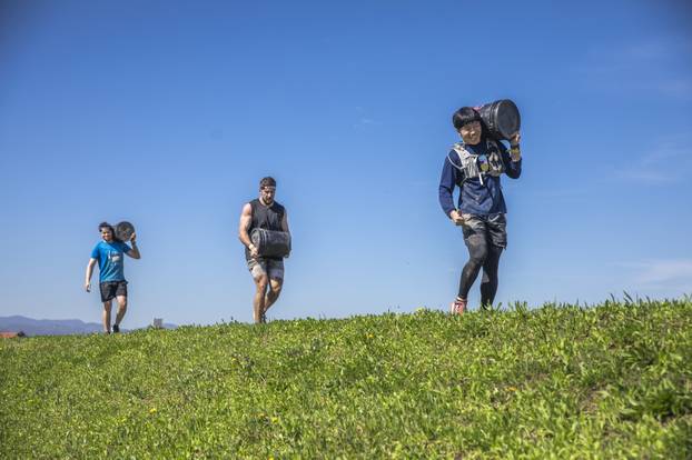 FOTO Betonske kugle od 40 kg, bacanje koplja, pješčane vreće: Ovo su prepreke za 'spartance'