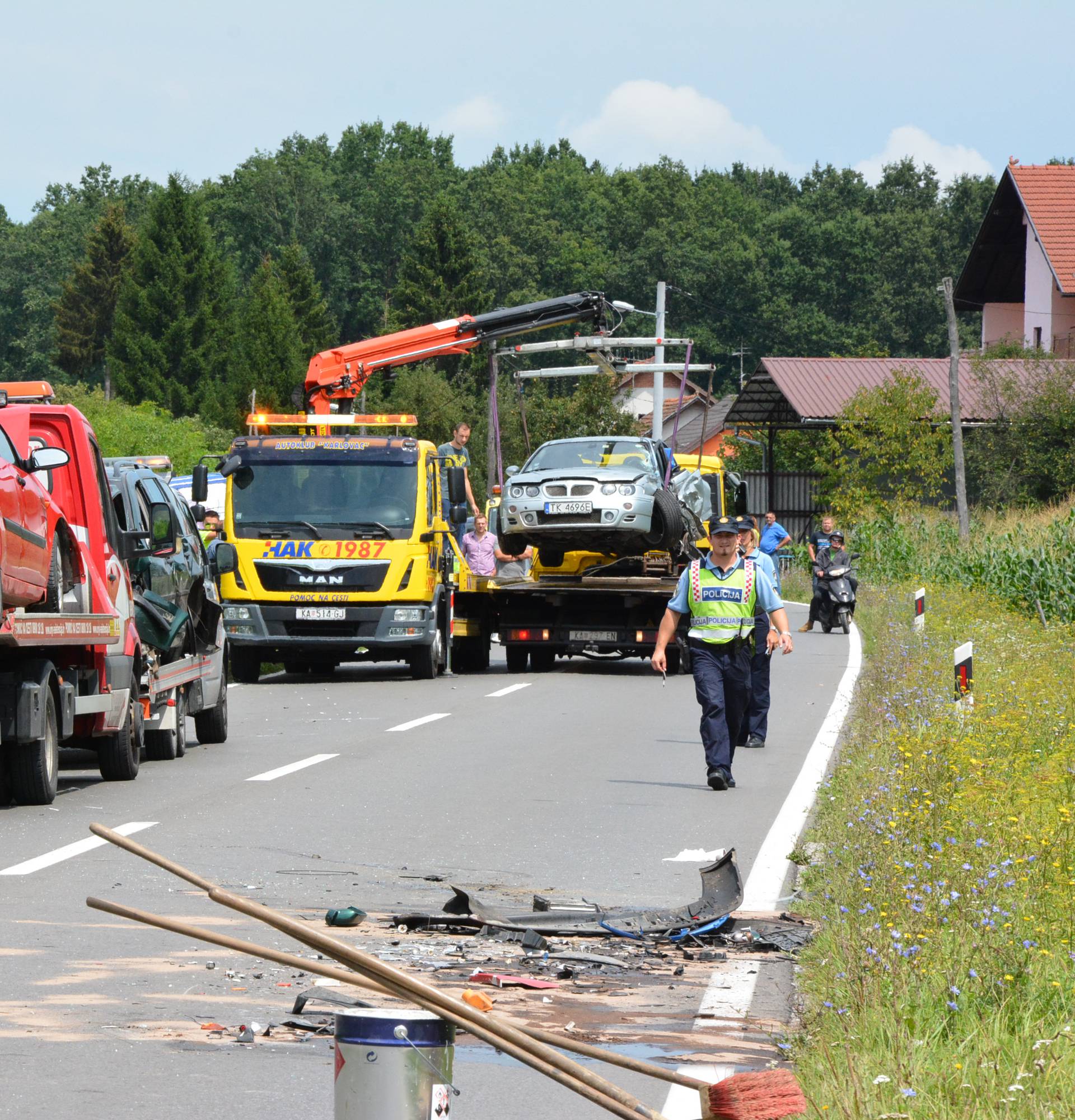 U teškom sudaru kod Karlovca najmanje šestero ozlijeđenih