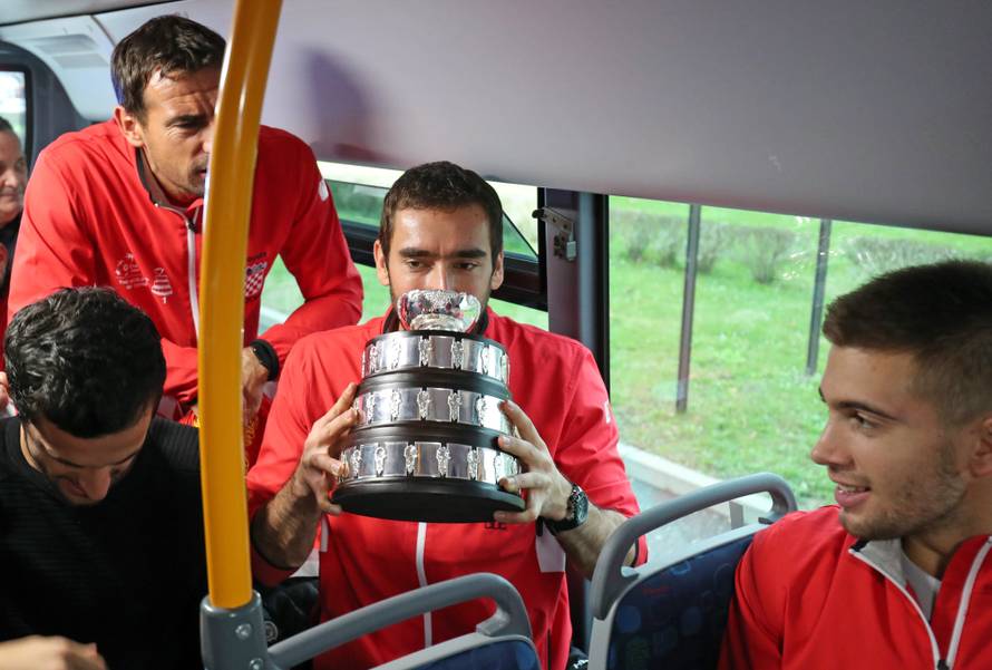 Pogledajte video iz busa: Čilić, Ćorić i društvo pili iz 'salatare