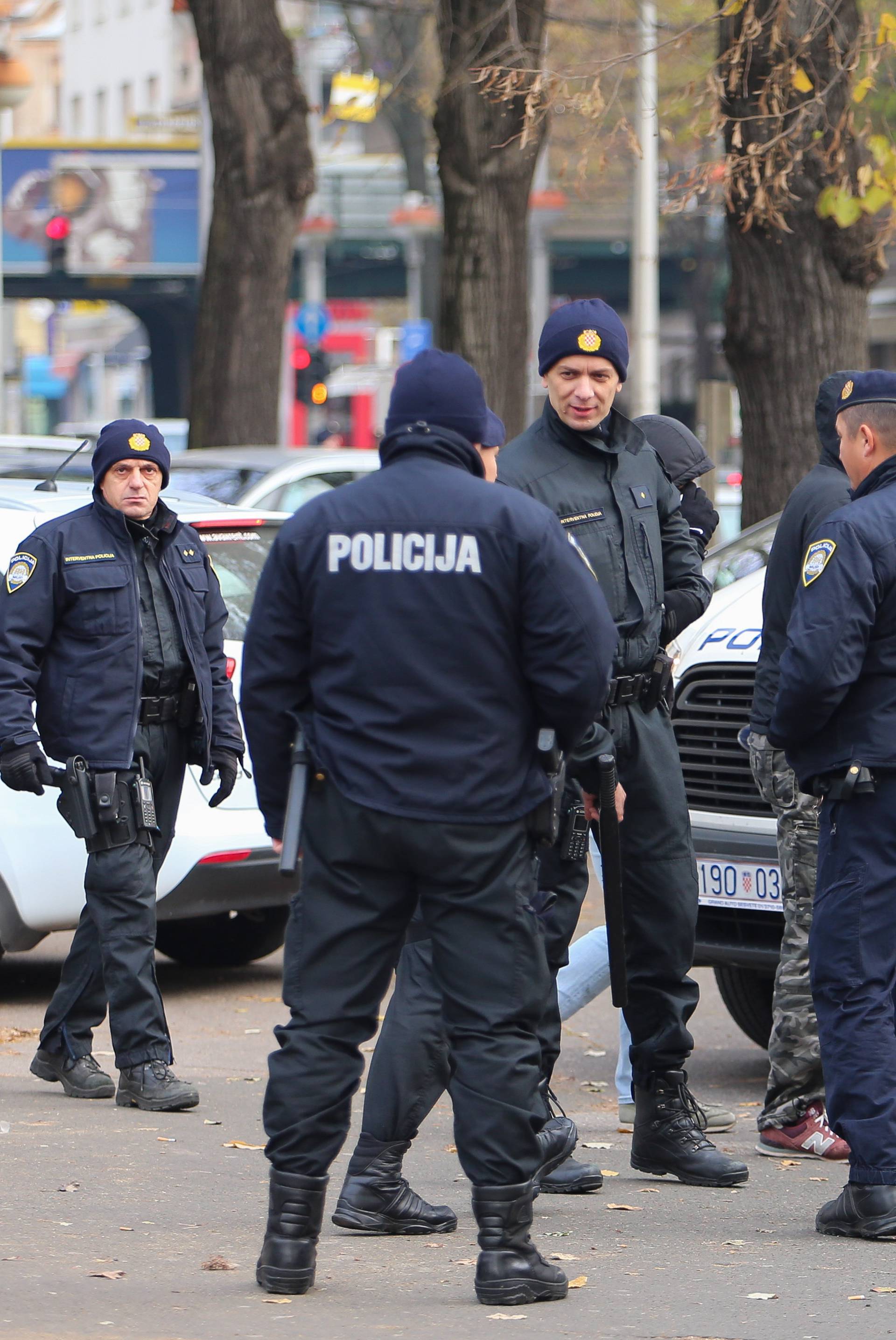 Torcidaši razbili izlog BBB-a: Policija ih je jurila po Zagrebu