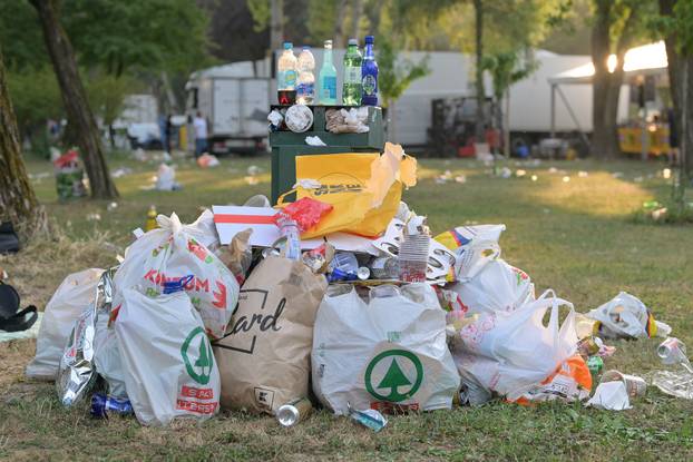 Zagreb: Smeće koje je ostalo u fan zoni na Bundeku
