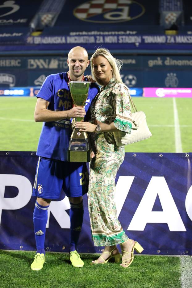 Nogometaši Dinama ponosno pozirali sa svojim obiteljima 