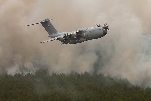 Airbus A400M makes its first-ever drop over the wildfire near Lacanau