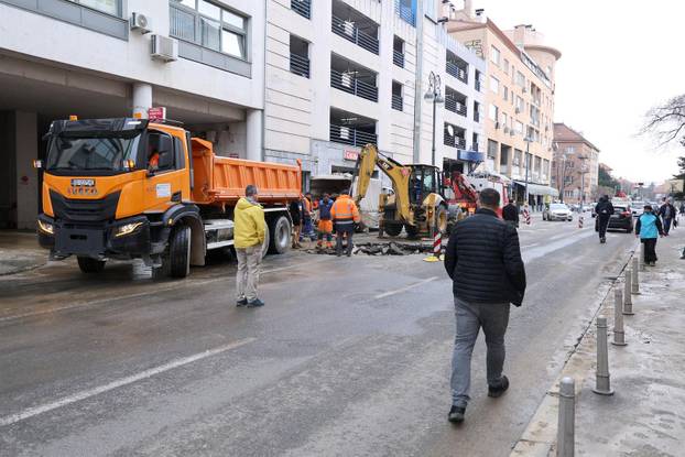 Zagreb: Rano jutros uz tržnicu Kvatrić došlo je do puknuća vodovodne cijevi