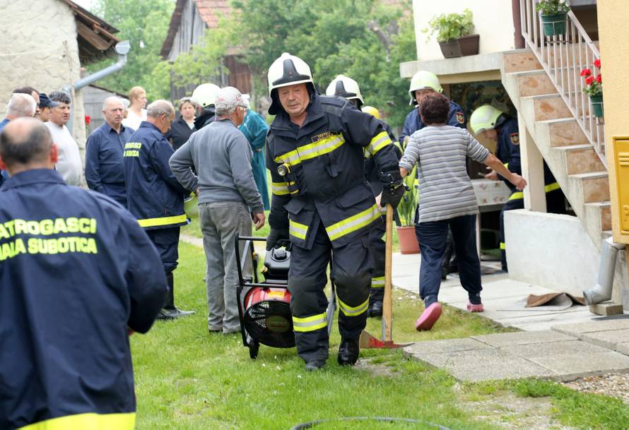 Požar iz kuhinje proširio se na sobu, starija žena u bolnici