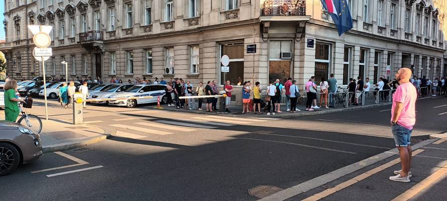 FOTO Ludnica pred policijom u Petrinjskoj: 'Gužva je od rane zore, red je preko pola ulice!'