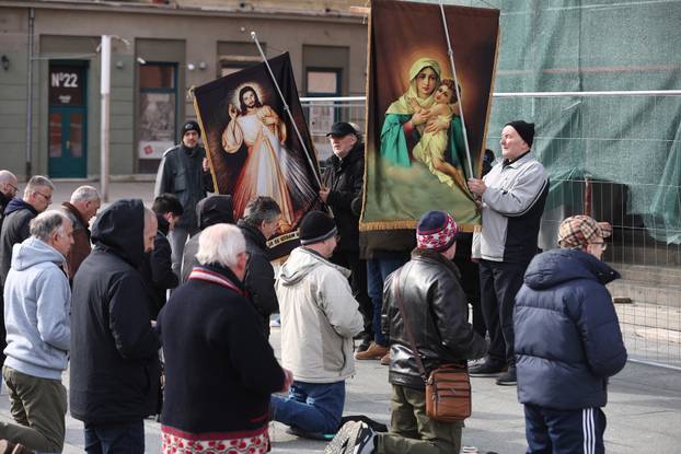 Dok u Osijeku jedni mole, drugi pak redovito u prosvjedu