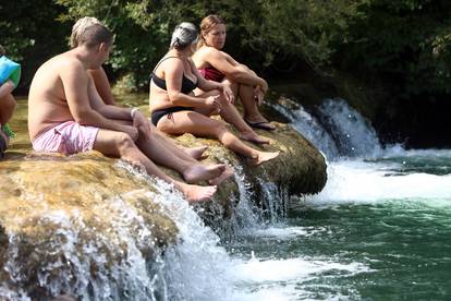 Prekrasno kupalište u Dugoj Resi u nedjelju je bilo prepuno