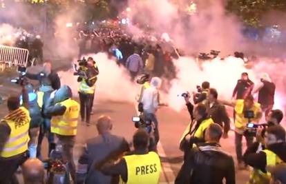 Policija bacila suzavac i šok bombe na tisuće prosvjednika