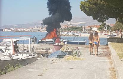 Gliser se zapalio u  moru pokraj plaže u Kašel Starom i izgorio