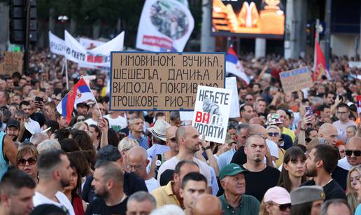 FOTO Tisuće ljudi izašlo na ulice Beograda, blokirali i autocestu. Premijer ih nazvao kukavicama