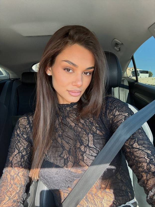 FOTO Zavodljiva Laura Gnjatović pokazala je grudnjak u šetnji sa zaručnikom Filipom Vujičićem