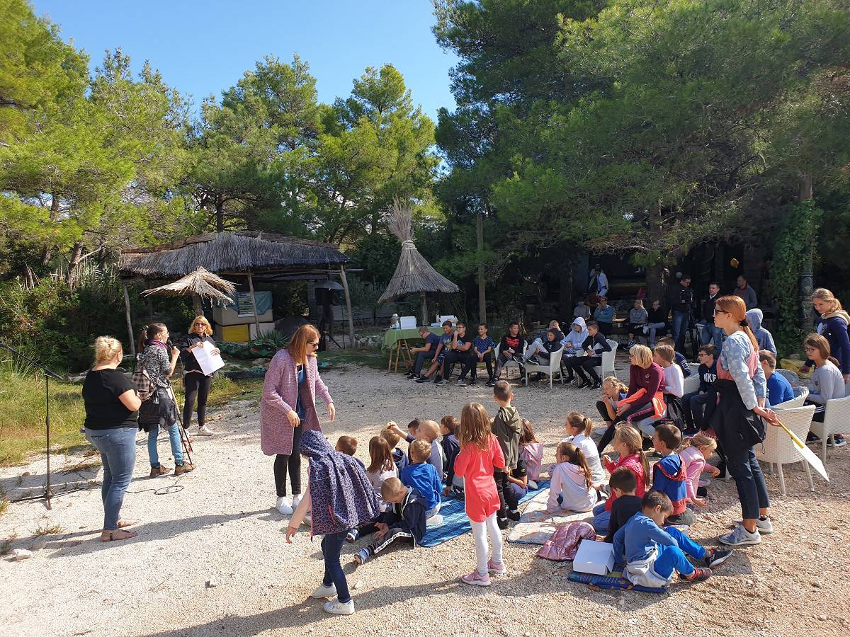 Sad je plaža Pilatuša kao nova: Čistili  je osnovnoškolci, vrtićani, njihove tete, pomogli i mještani