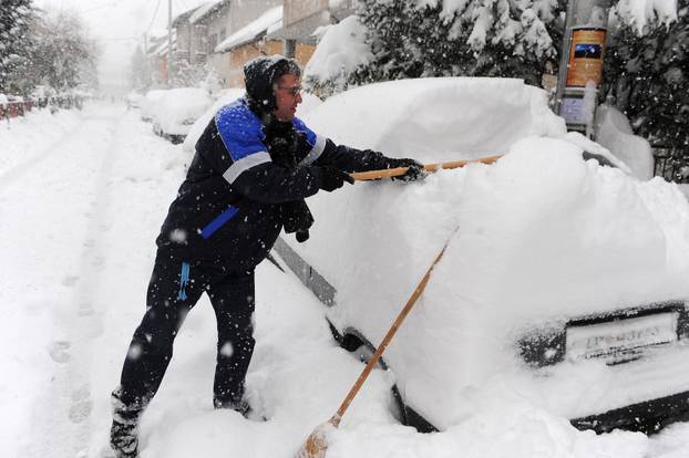 ARHIVA - Zagreb: Gra?ani zapo?eli dan ?iš?enjem automobila od snijega